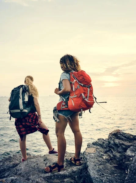 Young Women Traveling Together — Stock Photo, Image