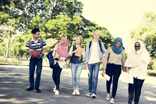 Группа Разнообразных Подростков — стоковое фото