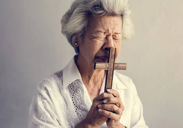 Ανώτερος Γυναίκα Προσευχή Πίστη Στη Θρησκεία Χριστιανισμός — Φωτογραφία Αρχείου