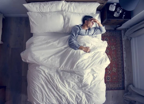 Hombre Cama Con Dolor Cabeza —  Fotos de Stock