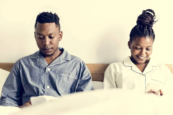 Una Pareja Feliz Usando Teléfonos Móviles Cama — Foto de Stock