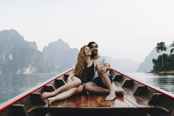 Couple Boating Quiet Lake — Stock Photo, Image