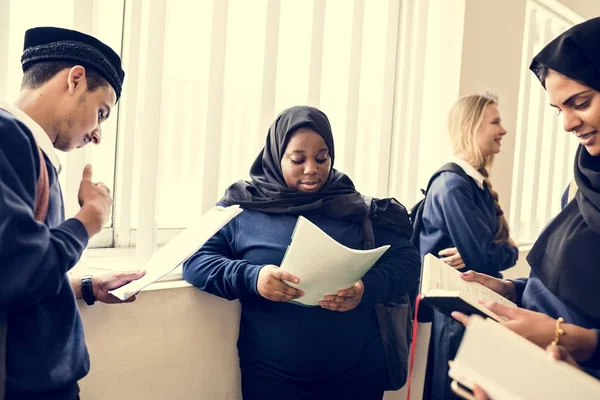 Olika Muslimska Barn Läsa Skolsalen — Stockfoto