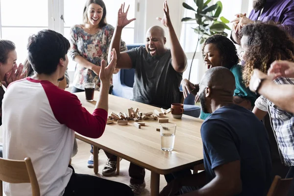 Amigos Jogando Jogo Juntos Casa — Fotografia de Stock