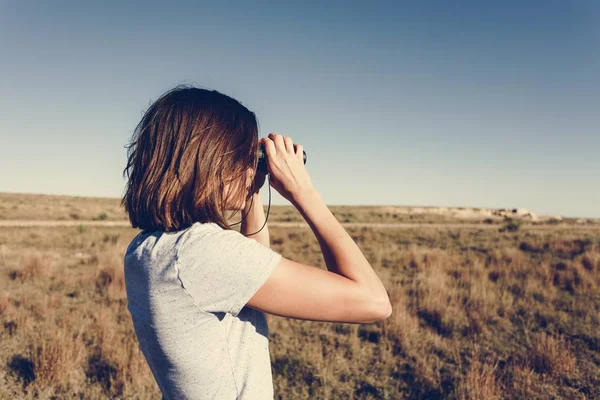 Viaggiatore Femmina Utilizzando Binocoli — Foto Stock