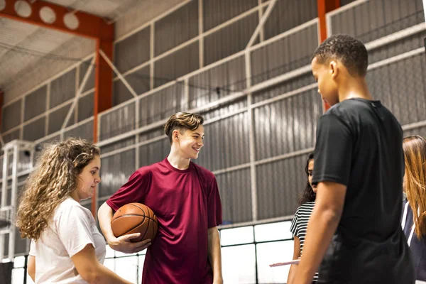 Bir Basketbol Mahkeme Konuşmaya Genç Arkadaş Grubu — Stok fotoğraf