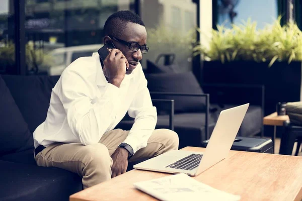 African Man Talking Mobile Using Laptop Table — Stock Photo, Image