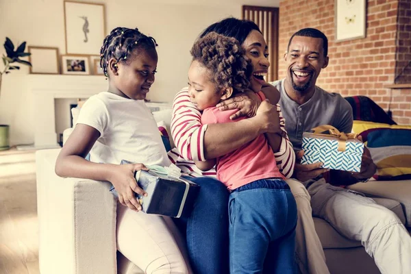 Pappa Mamma Verrassende Cadeaus Aan Kinderen — Stockfoto