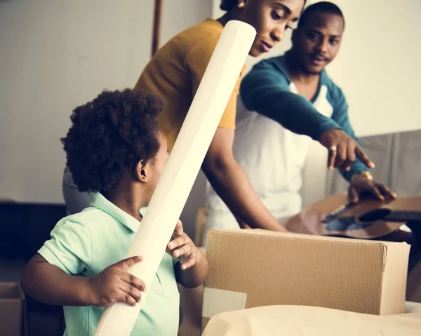 Familia Negra Mudándose Nueva Casa — Foto de Stock