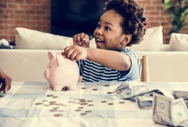 Czarny Chłopiec Zbierając Pieniądze Piggy Bank — Zdjęcie stockowe