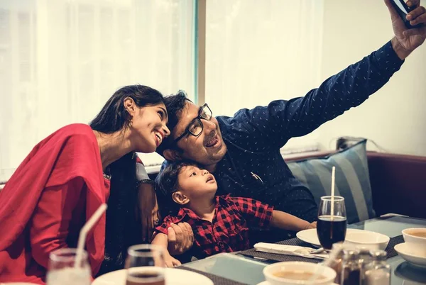 Famiglia Indiana Facendo Selfie — Foto Stock
