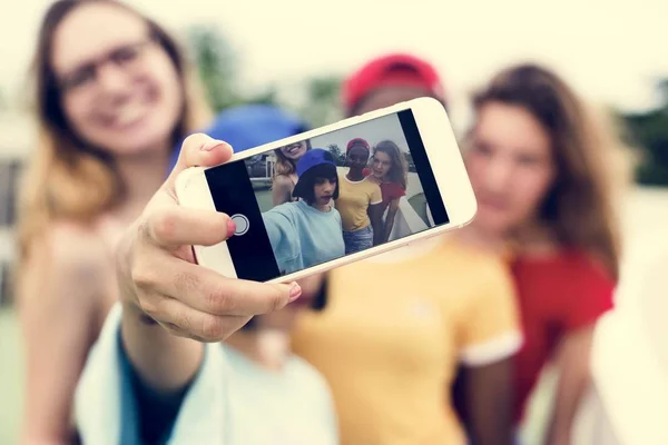 Grupo Mulheres Diversas Tomando Selfie Juntos — Fotografia de Stock