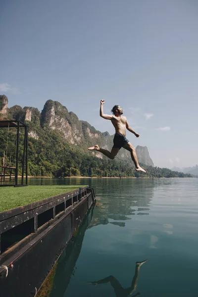 Mann Springt Vor Freude Von Einem See — Stockfoto