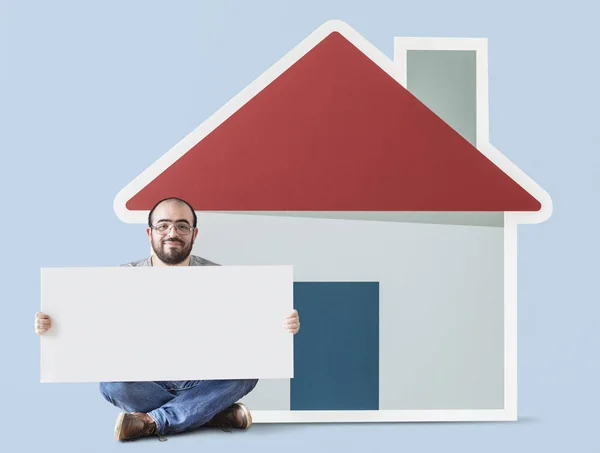 Mann Hält Plakat Mit Hausattrappe — Stockfoto