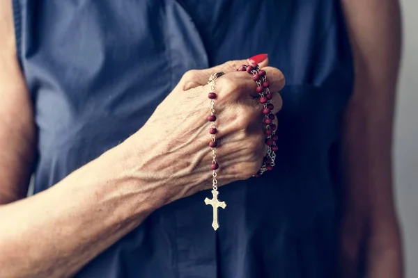 Γυναίκα Προσευχής Σταυρό Στο Χέρι — Φωτογραφία Αρχείου