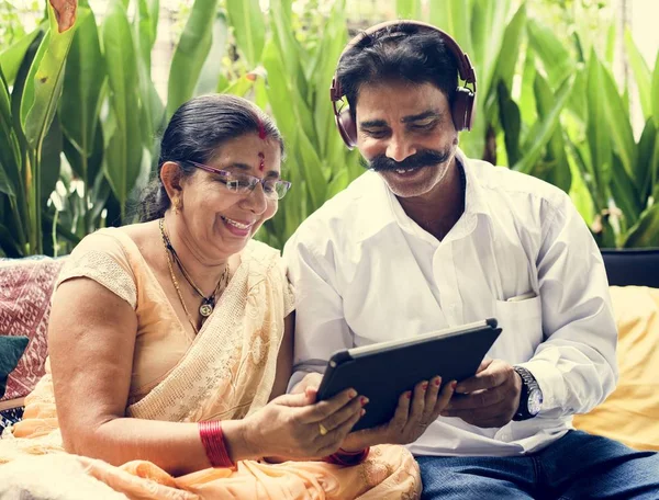 Una Pareja India Feliz Pasando Tiempo Juntos Usando Tableta — Foto de Stock