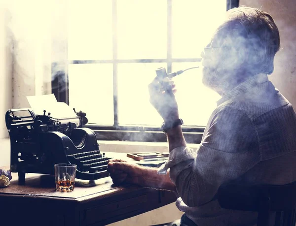 Seitenansicht Eines Mannes Der Pfeife Raucht Während Schreibmaschine Arbeitet — Stockfoto