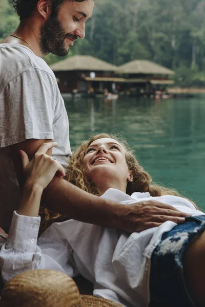 Vrouw Ontspannen Haar Vriendjes Schoot — Stockfoto