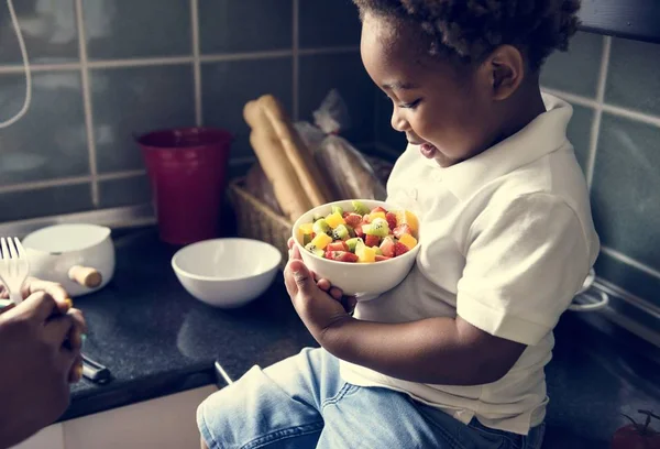 Niño Negro Con Ensalada Frutas Cocina —  Fotos de Stock