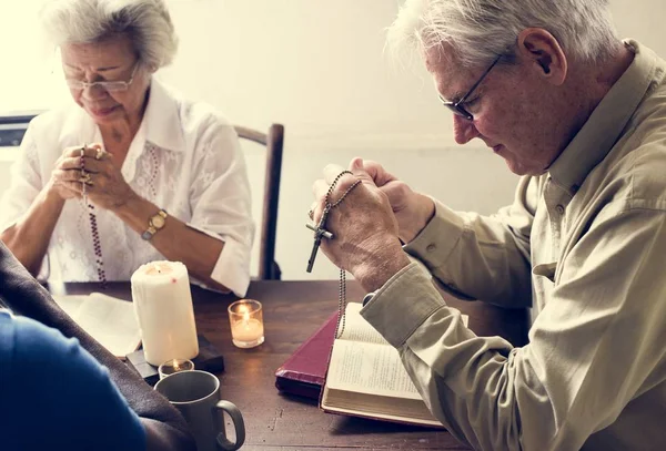 Groupe Personnes Lisant Ensemble Bible — Photo