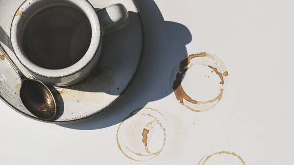 Luchtfoto Van Warme Koffie Koffie Mok Ringen Oppervlak — Stockfoto