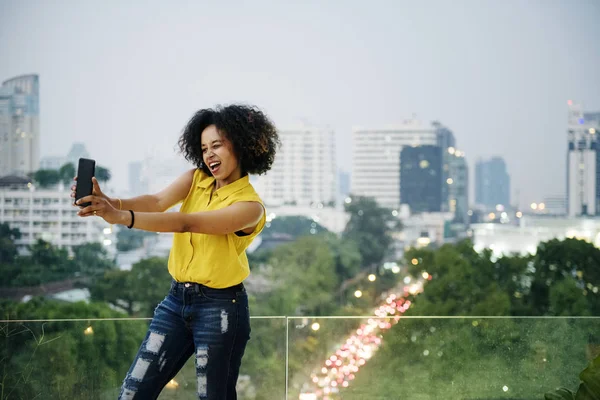 Jonge Vrouw Met Een Leuke Selfie Het Stadsbeeld — Stockfoto