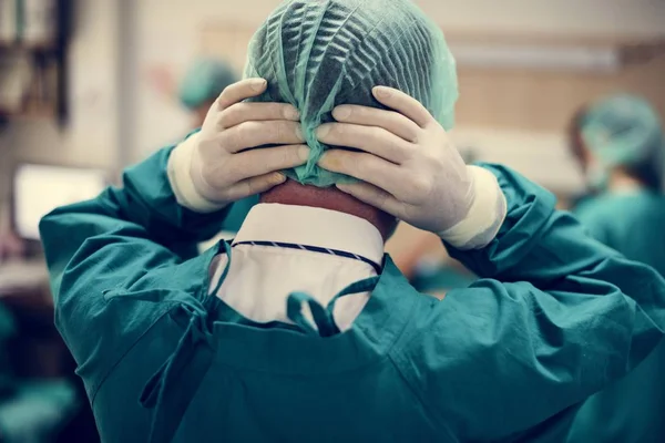 Doutor Está Preparando Para Uma Operação — Fotografia de Stock
