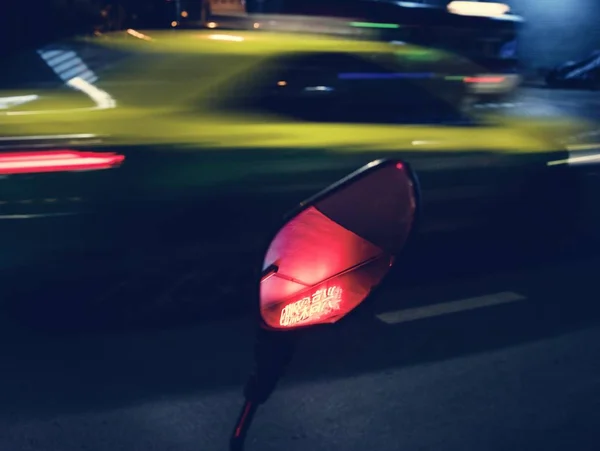 Reflexão Sinal Luz Néon Espelho Veículo — Fotografia de Stock