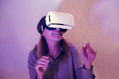 iş kadını masada oturan sanal gerçeklik kulaklık portresi