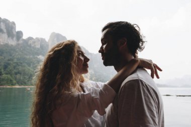 Seven çift romantik bir an olması