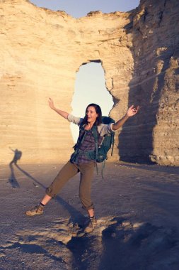 Sırt çantalı bir kadın