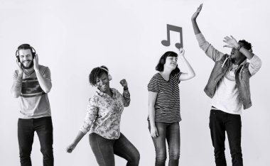 İnsanlar odada, siyah ve beyaz müzik keyfini birlikte