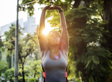 Afrikalı kadın parkta germe