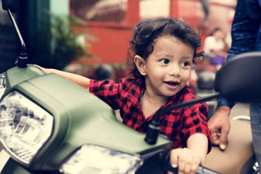 Hint delikanlı motosiklet sürme