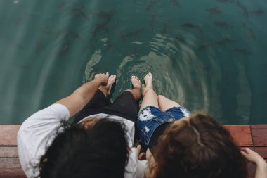 Gezgin çift romantik bir an yaşıyor.