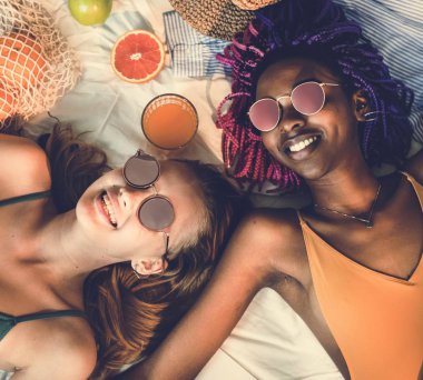 Neşeli kızlar mayo güneşte birlikte bronzlaşma