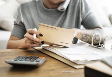 telefonla alarak ve faturaları doldurma kadının kırpılmış atış