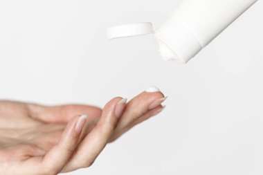 Beyaz kadının onun günlük Cilt Bakımı Rutin yapması portresi