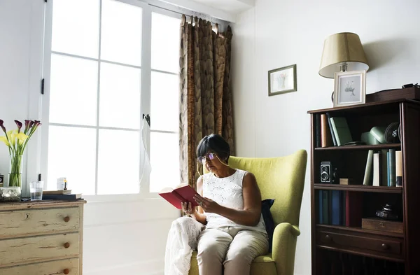 Senior Vrouw Leesboek Kamer — Stockfoto