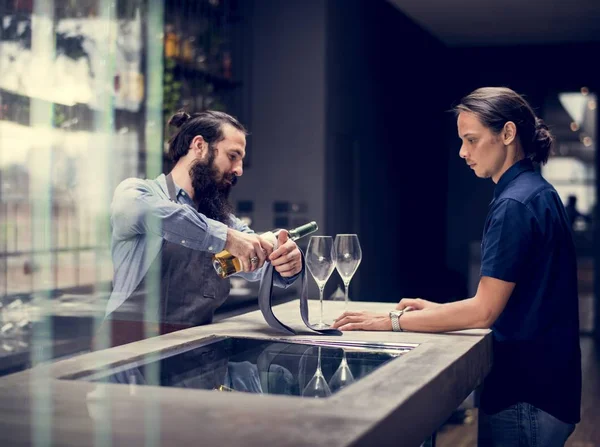 Barman Derramando Vinho Para Copo Visitante Bar — Fotografia de Stock