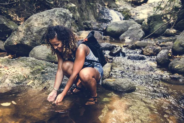 Mujer Disfrutando Viaje Aire Libre —  Fotos de Stock