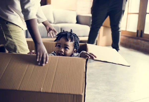 Familia Desempacando Juntos Nuevo Lugar — Foto de Stock