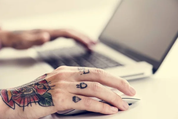 Частичный Взгляд Татуированную Деловую Женщину Работающую Ноутбуке — стоковое фото