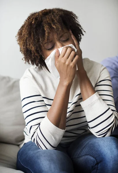 Mujer Enferma Estornuda —  Fotos de Stock