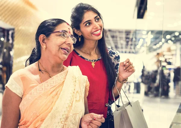 Ινδική Οικογένεια Απολαμβάνοντας Ένα Εμπορικό Κέντρο — Φωτογραφία Αρχείου