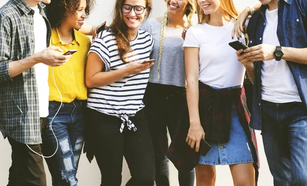 Молодые Взрослые Друзья Используют Смартфоны Вместе Открытом Воздухе Концепции Молодежной — стоковое фото