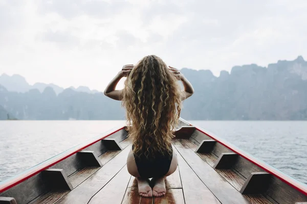 Güzel Kadın Bir Teknede Poz — Stok fotoğraf
