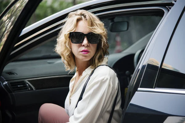 Mujer Saliendo Coche — Foto de Stock