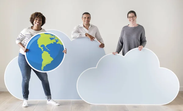 Gente Feliz Con Iconos Nube Tecnología —  Fotos de Stock