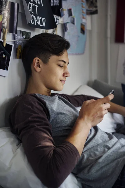 Menino Adolescente Usando Smartphone Conceito Mídia Social Quarto — Fotografia de Stock